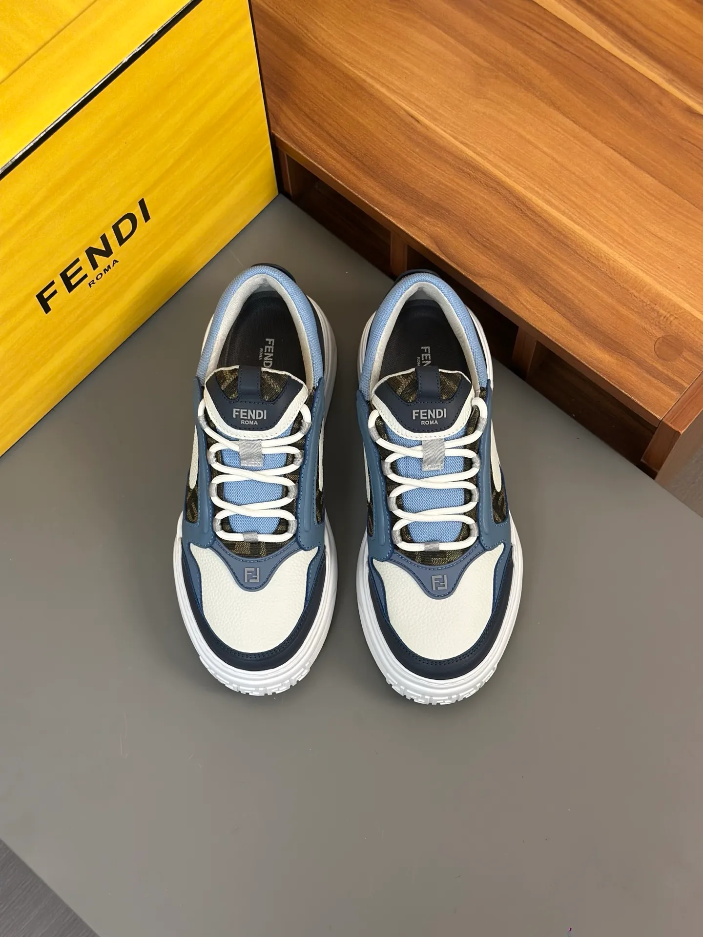 [FENDI] Fendi men's shoes 💰780💰 - High-end quality original casual sports shoes - Upper: Nappa calfskin, pebbled calfskin, tongue and heel; injection molded brand logo plastic module - Lining: brand canvas - Outsole: ultra-light T men's shoes 💰R foam rubber; molded outsole - Super high quality control, fine workmanship: highlighted (high-end, luxury, grade) -Size :39-44 (38, 45, can be customized)